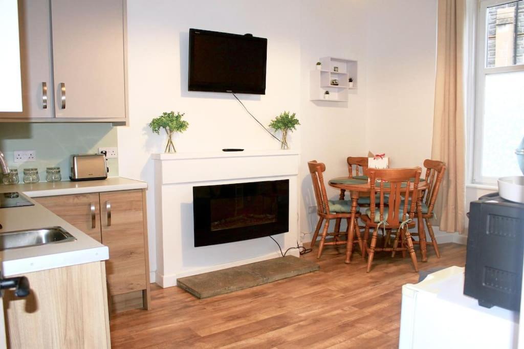 Flat 12A - Central, Modern, Bright Apartment With Free Wifi 奥本 外观 照片