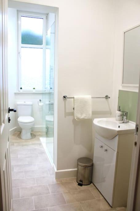 Flat 12A - Central, Modern, Bright Apartment With Free Wifi 奥本 外观 照片