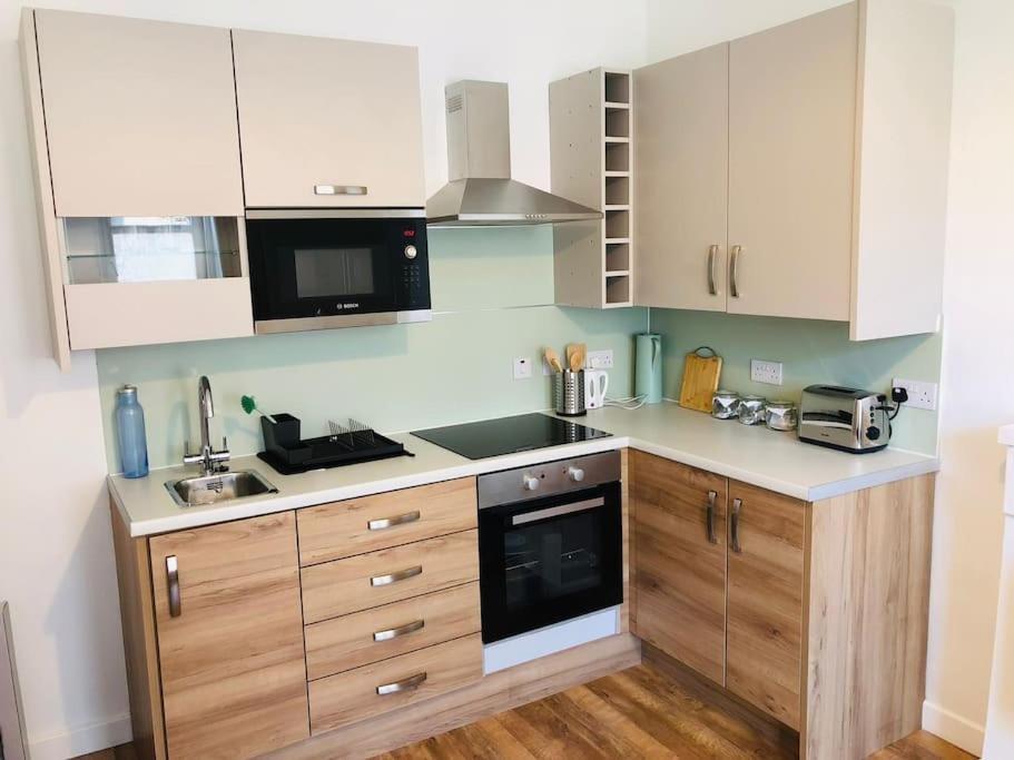 Flat 12A - Central, Modern, Bright Apartment With Free Wifi 奥本 外观 照片