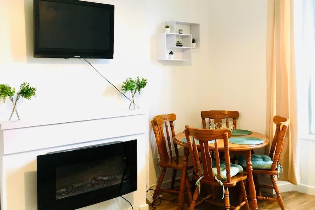 Flat 12A - Central, Modern, Bright Apartment With Free Wifi 奥本 外观 照片